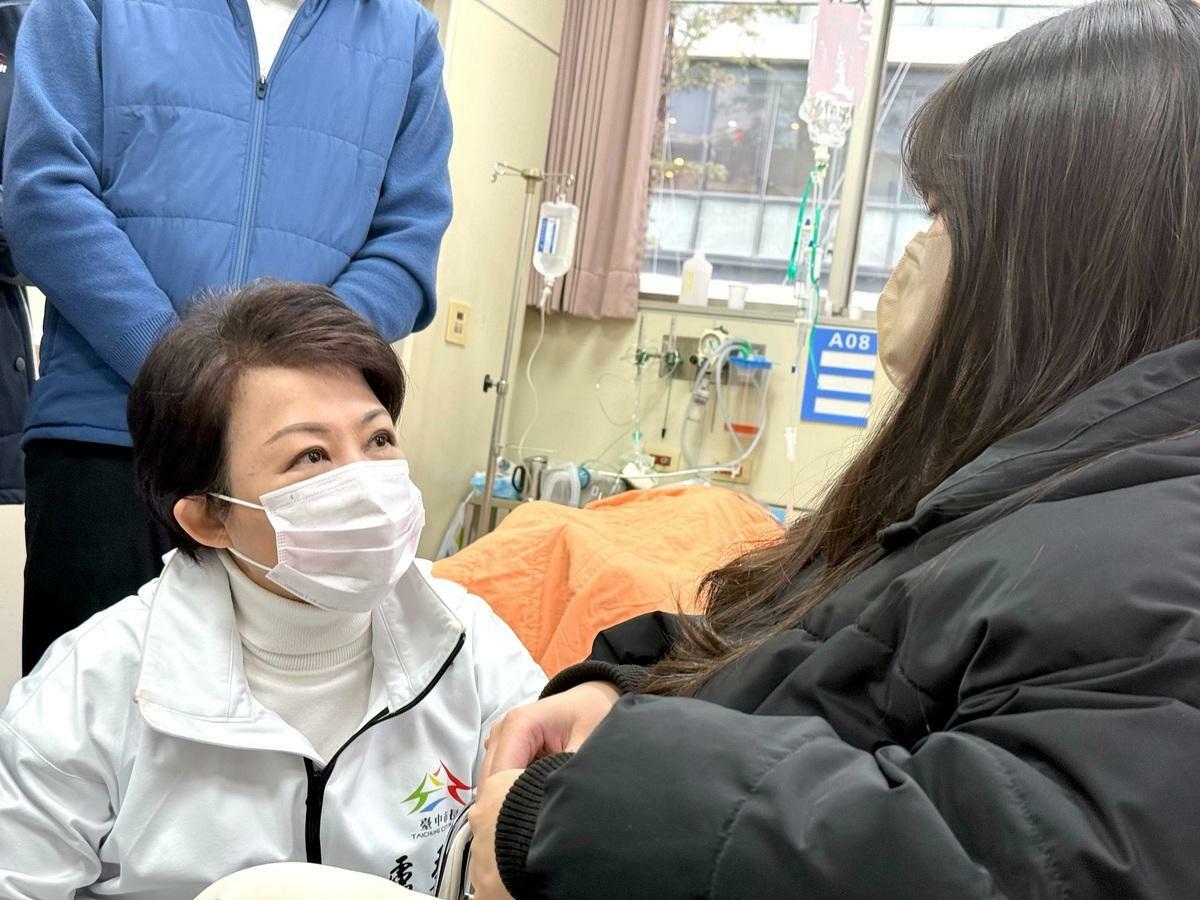 台中市長盧秀燕赴醫院探望傷者。  圖：台中市政府/提供