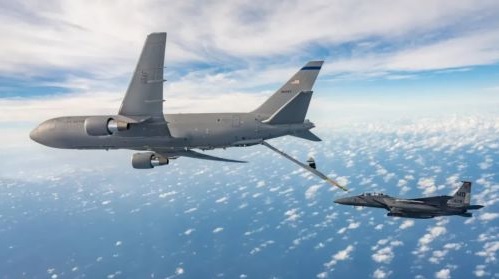 中國軍事專家分析認為，目前美軍在太平洋地區作戰的「軟肋」，就是空中加油問題。不但面臨加油機老化、親機問題不斷等處境，在實施加油任務時也可能遭到解放軍干擾而損失慘重。 圖：翻攝自 大霧攔江