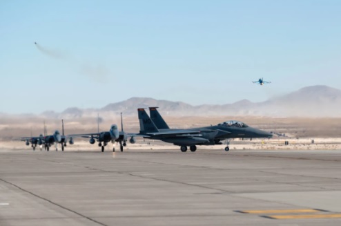 美軍近期舉辦「竹鷹 25-1 」聯合空中軍事演習，並出動大量加油機參與演習。有中國專家分析認為，美軍正在為了可能與中國發生的大規模衝突做事前準備。 圖：翻攝自 大霧攔江