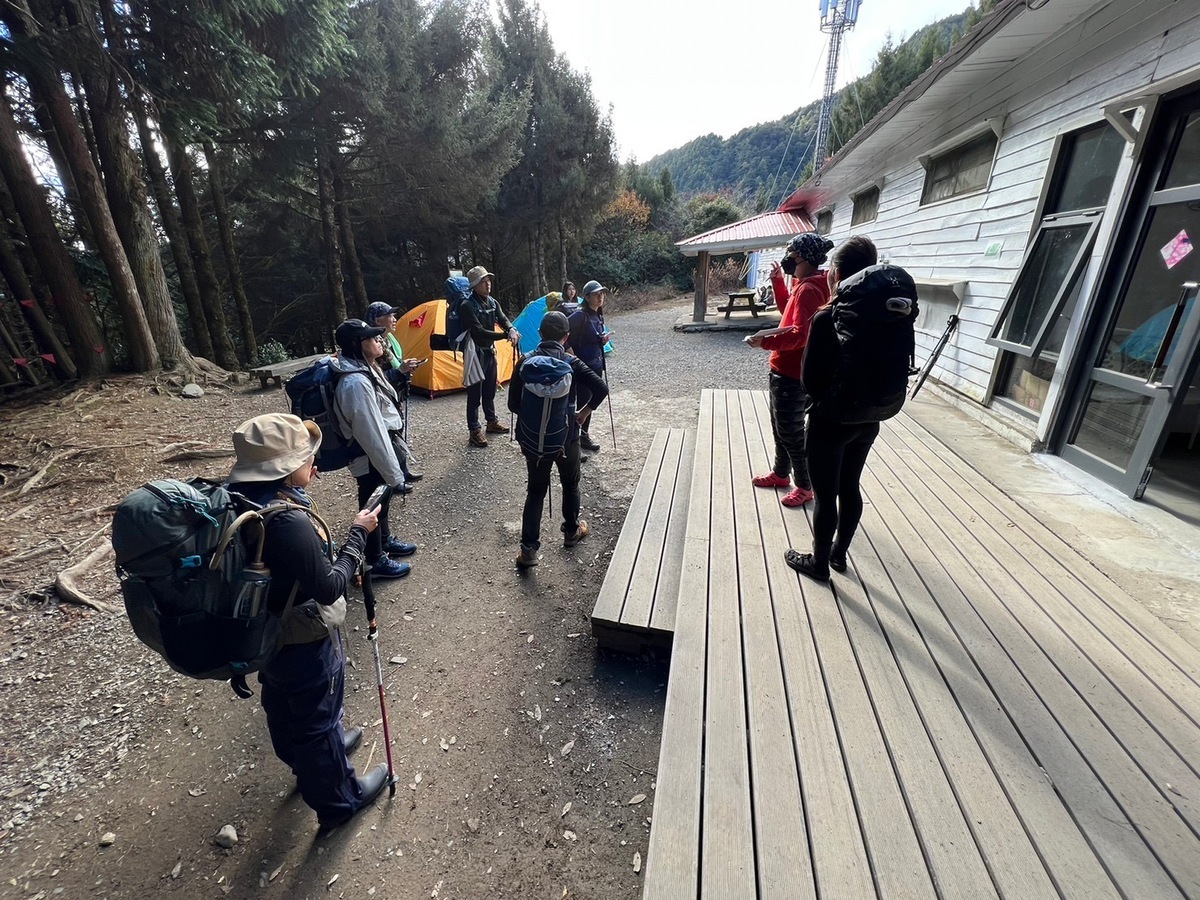 國家公園署研議國家公園法修法方向，除納入保險外，應將登山違規裁罰、留守人機制納入，並邀集教育部、農業部及交通部共同研商，希望園區內外有一致之規範，以落實「負責任登山」的安全自主管理。圖為雪地服務員。 圖：內政部提供