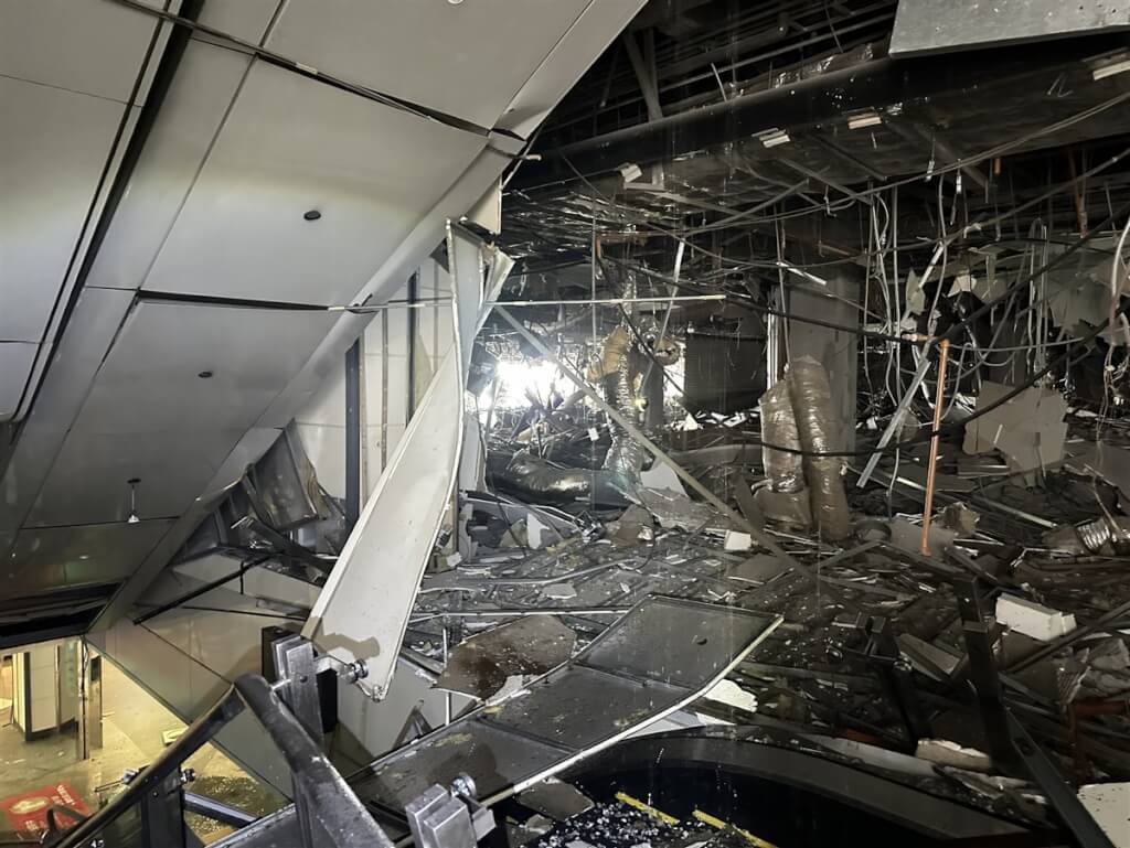 新光三越台中中港店今（13）天發生氣爆，台中市消防局獲報到場搶救，現場畫面觸目驚心。 圖：台中市消防局提供