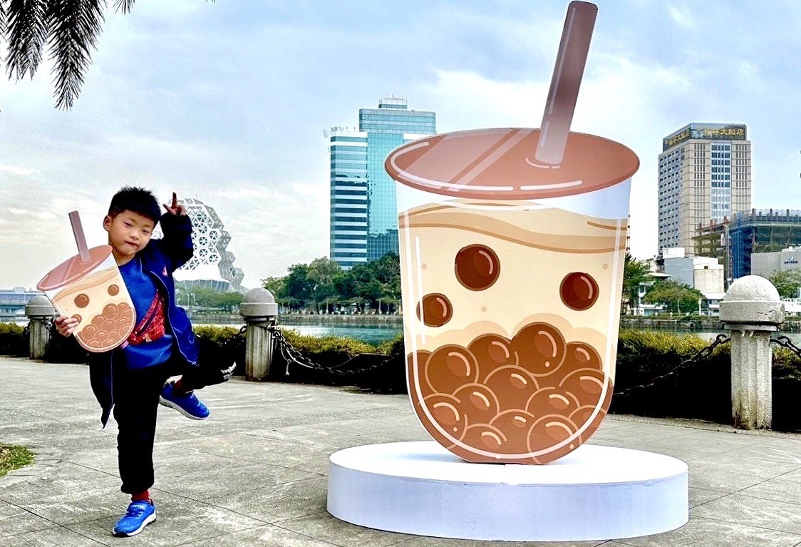 愛河設置趣味十足的放大版「珍珠奶茶」裝置藝術。 圖：高雄市觀光局/提供