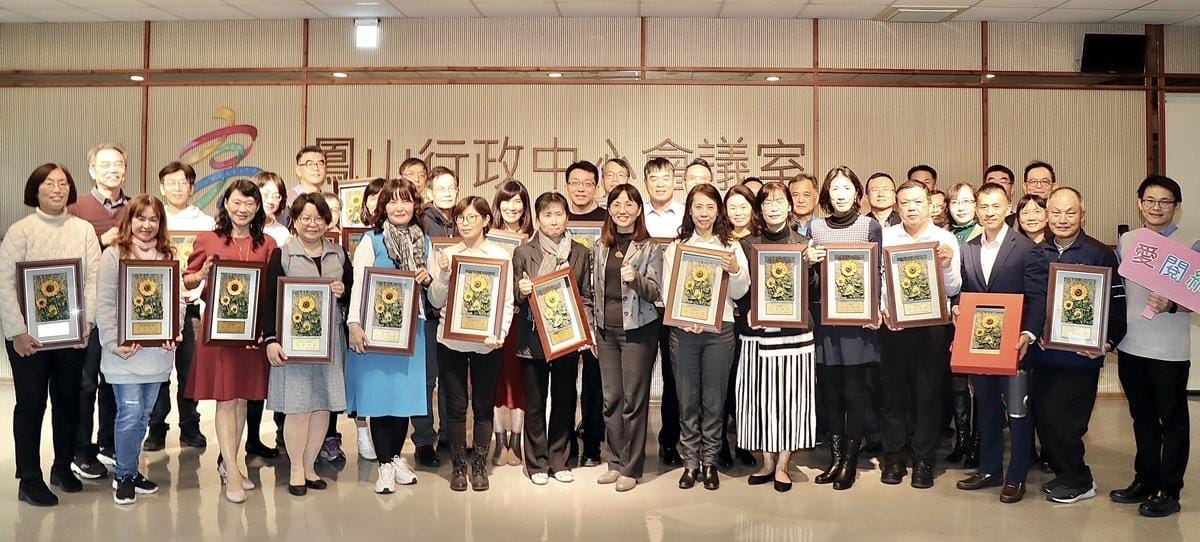 高市教育局頒獎授予37所達標之國中「閱讀標章」認證。 圖：高雄市教育局/提供