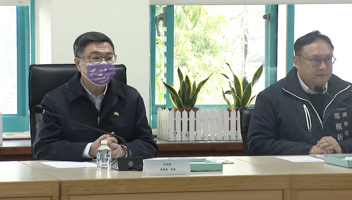 行政院長卓榮泰聽取各單位的報告。 圖：行政院／提供
