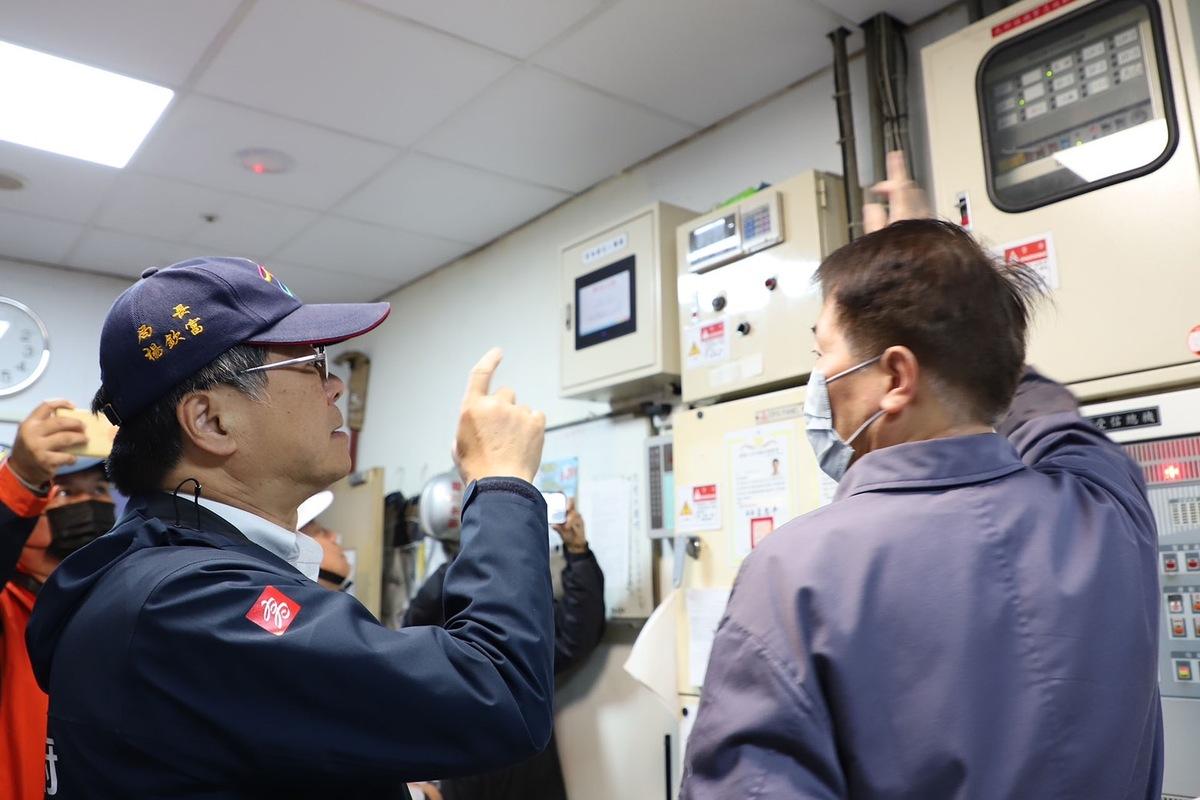 楊欽富(左)親自到百貨公司稽查美食街樓層。 圖：高雄市新聞局/提供
