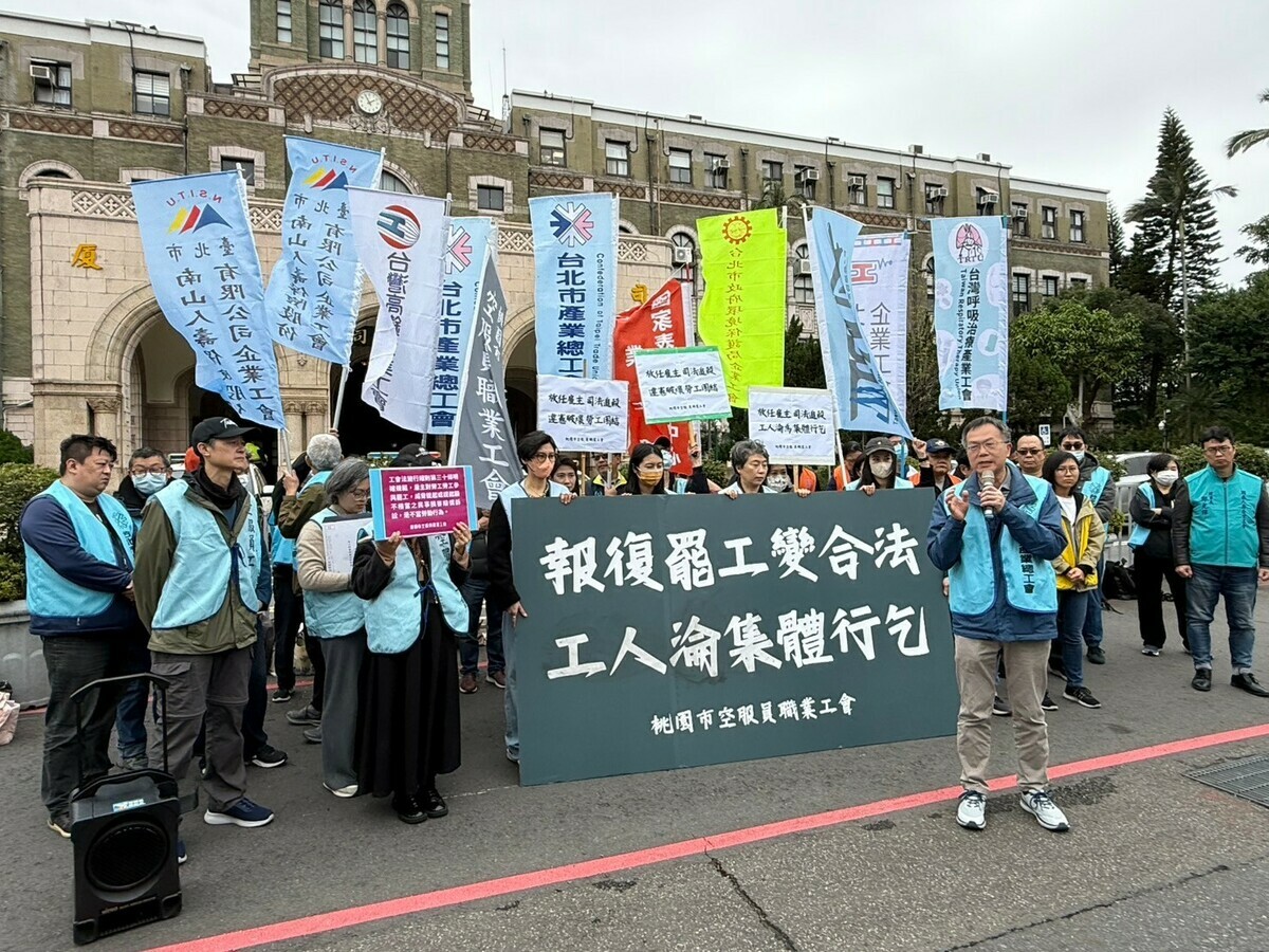長榮航空不滿罷工向工會求償，遭勞動部裁決不當勞動行為，請求撤銷裁決，最高行政法院判決撤銷確定。桃園市空服員職業工會14日到司法院陳情指出，最高行政法院判決推翻勞動部和台北高等行政法院見解，等於架空工會對罷工權的保護，將聲請裁判憲法審查。 圖：取自桃園市空服員職業工會臉書