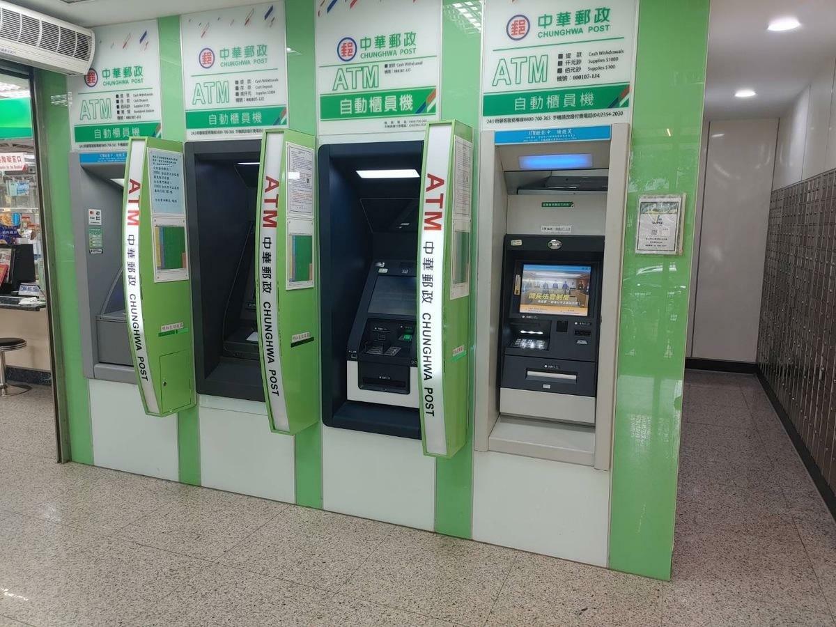 i郵箱寄取店店內設有新一代i郵箱、ATM、補摺機和郵政專用信箱設施。 圖：中華郵政公司／提供