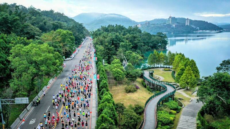 日月潭在16日舉行「櫻舞飛揚」環湖路跑，吸引來自世界各地，逾3000人前往朝聖。 圖：日月潭風景區管理處／提供
