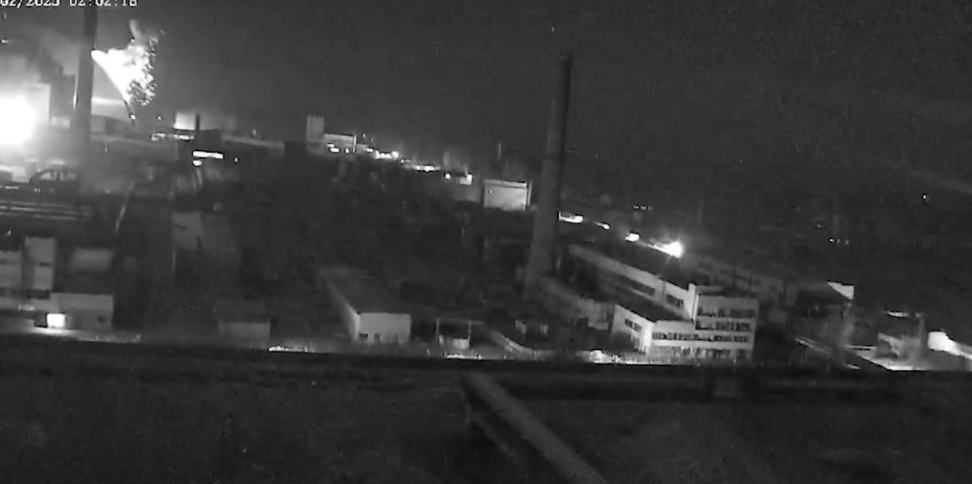 一架俄羅斯無人機攜帶高爆彈頭，於夜間擊中基輔地區車諾比核電站的防護圍殼，導致結構受損並引發火災。 翻攝自 X Volodymyr Zelenskyy