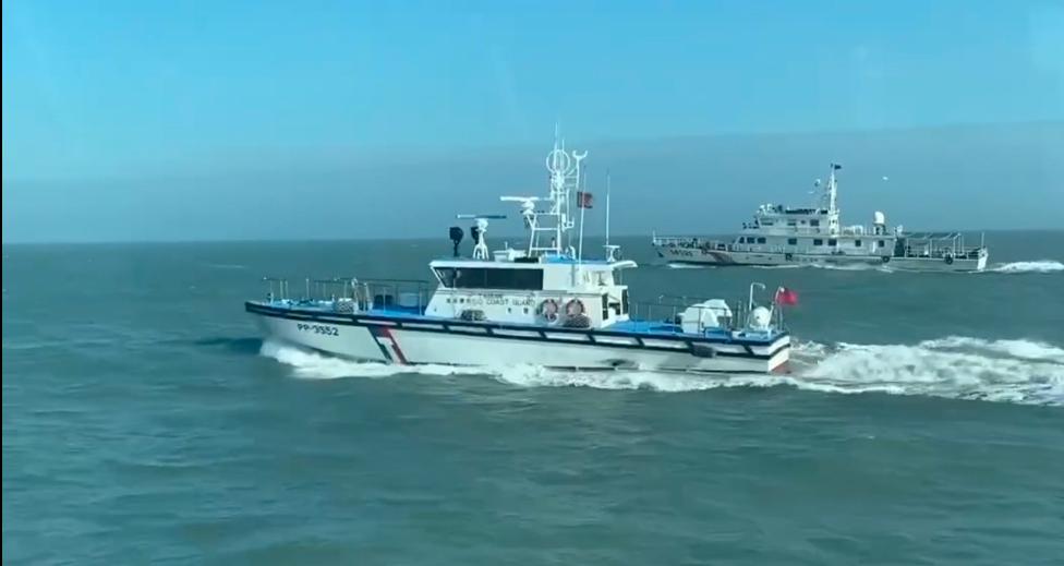 4艘中國海警船14日再闖金門限制水域，海巡巡防艇快速反應，近迫拒止，併航驅離。 圖：海巡署提供