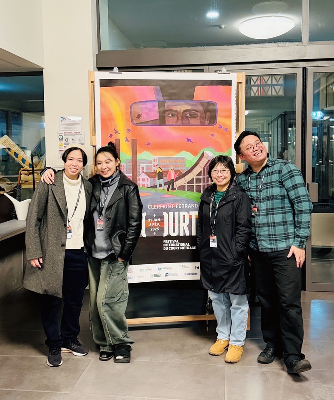 台灣新銳導演巫虹儀（左1）探討女性情慾之作「金魚缸小姐」入圍第47屆克萊蒙費宏國際短片影展國際競賽單元，製片黃惠偵導演（右2）、編劇陳宏瑋（右1）及女主角陳靚（左2），共同來到克萊蒙費宏出席交流活動。 圖：金魚缸小姐劇組提供