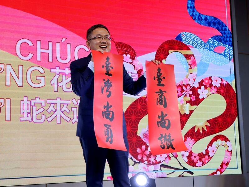 駐越代表劉世忠（圖）2月初抵達河內履新，14日晚間首度公開和當地台商及僑界見面，並效法爆紅的「臺灣尚勇」，特別製作「臺商尚讚」春聯，為越南台商及僑界創立台語歡呼口號。 國：中央社提供