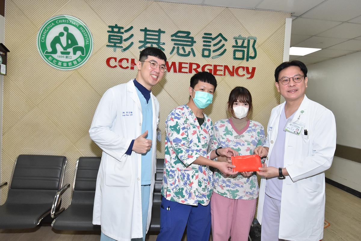 護理師郭芸亘（右二）與蘇奕帆（左二）英勇救人，總院長陳穆寬（右一）頒發10萬元獎勵。（左一為基急診主任李宗翰）。 圖：彰基醫院提供