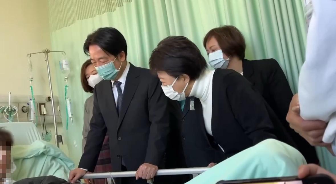 賴清德今（15）天上午由台中市長盧秀燕、衛福部次長林靜儀、民進黨立委何欣純，探視新光三越爆炸案傷者。 圖：台中市政府/提供