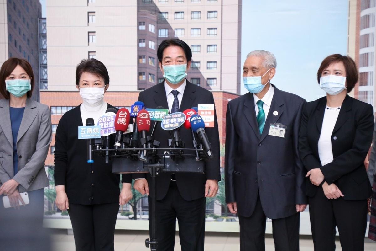 總統賴清德到台中關懷探視氣爆案傷者，台中市長盧秀燕也陪同至林新醫院表達關懷之意。 圖：台中市政府/提供
