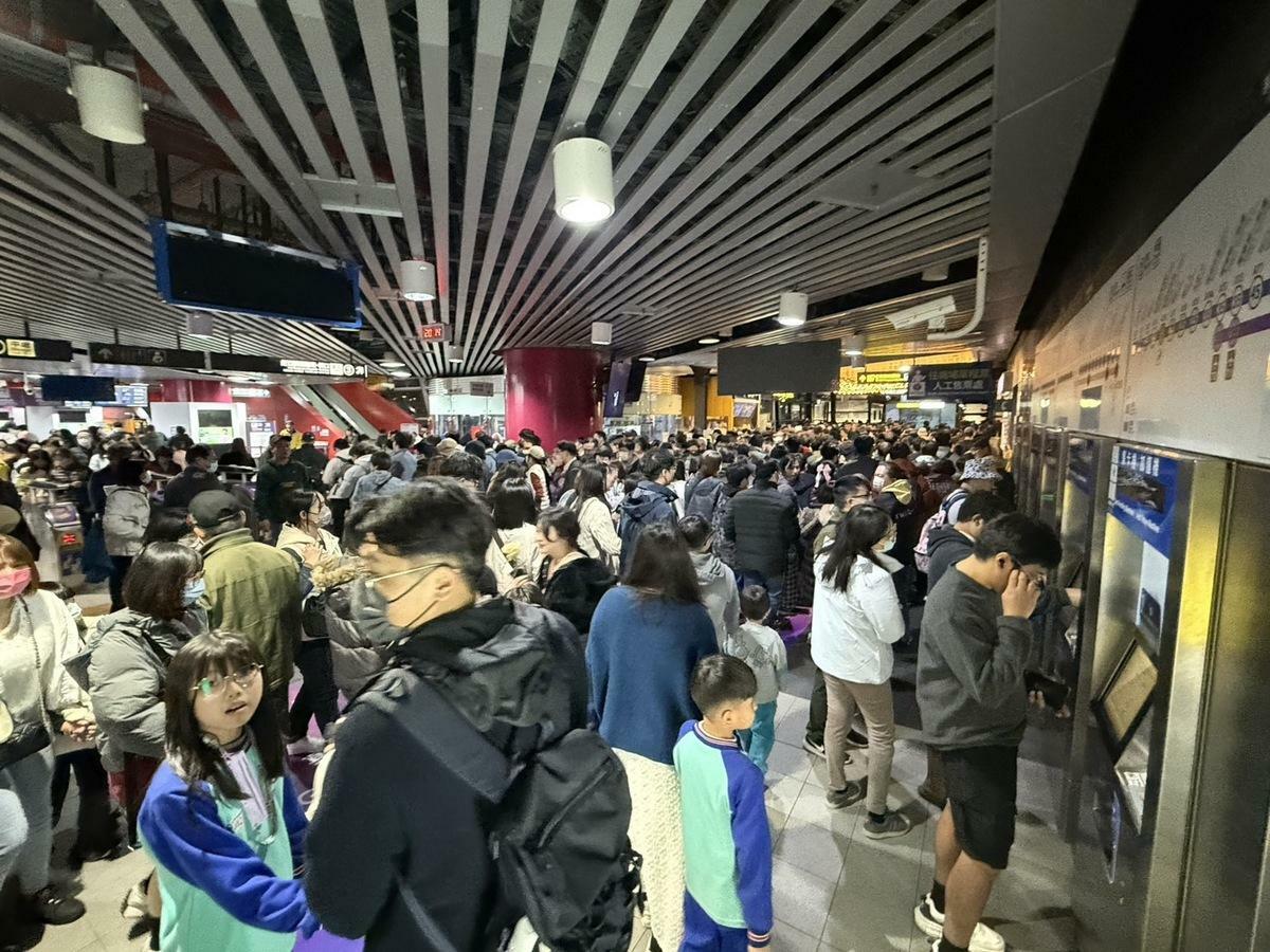 「2025台灣燈會在桃園」人潮爆滿、交通癱瘓，黃瓊慧痛批，人潮不是市府疏運沒做好的藉口，許多人更改機票和住宿，這筆帳要跟誰算？律師林智群直言，地方政府執政團隊好壞，辦大型活動就知道了。 圖：桃捷公司／提供
