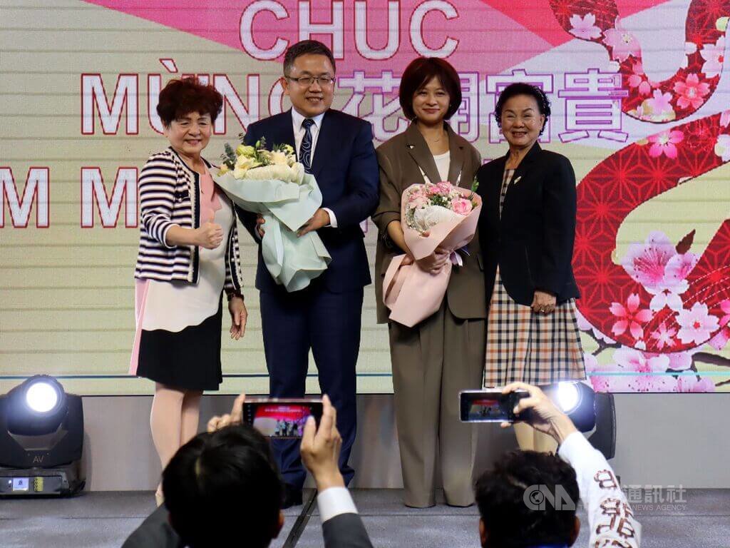河內台商會創會會長蔡寵恩眷屬陳秀華（左1）及寮國台灣商會聯合總會總會長施玉秀（右1）14日獻花給剛抵任的駐越南代表劉世忠（左2）及夫人邱燕玲（右2）。 國：中央社提供