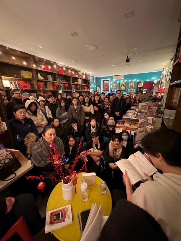 「臺灣漫遊錄」作者楊双子在紐約You &amp; Me書店向讀者介紹獲獎的台灣歷史小說作品。 圖：駐紐約台北文化中心提供