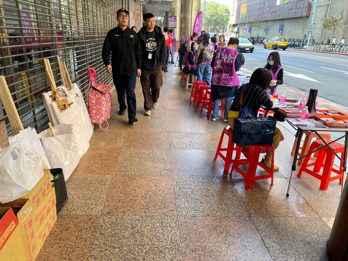 徐巧芯諷刺許淑華，聲稱「很多人連署」，但她自己貼出的照片中卻僅有一人簽名。 圖：擷自許淑華 FB
