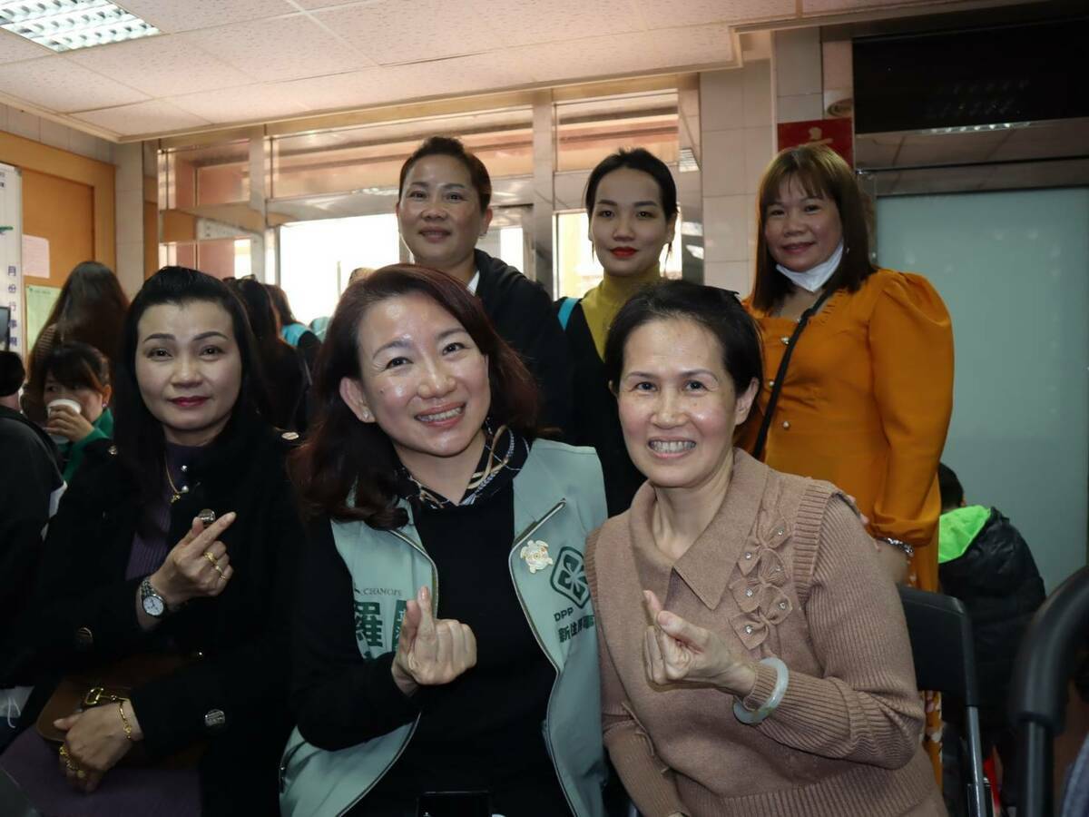 立委暨新住民事務部主任羅美玲與多位新住民合影。 圖：民進黨提供