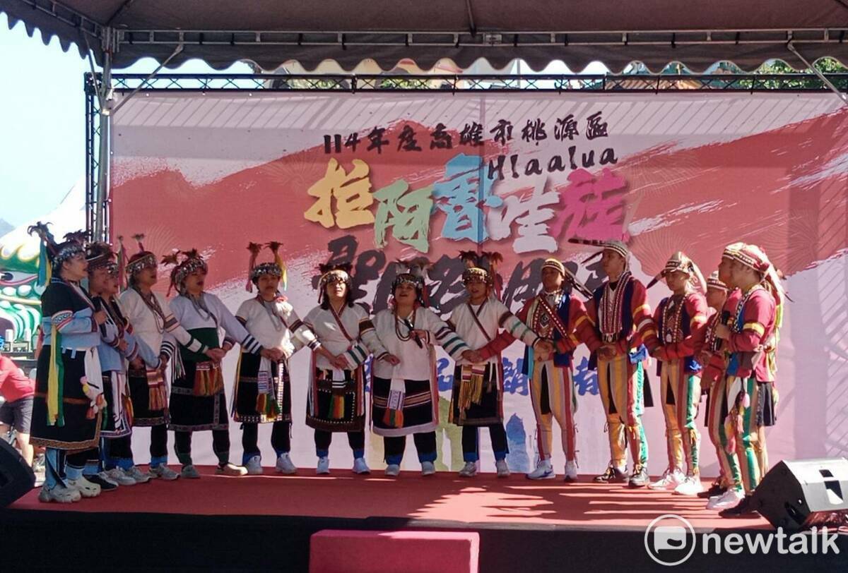 拉阿魯哇族在記者會上跳傳統舞蹈。 圖：孫家銘/攝