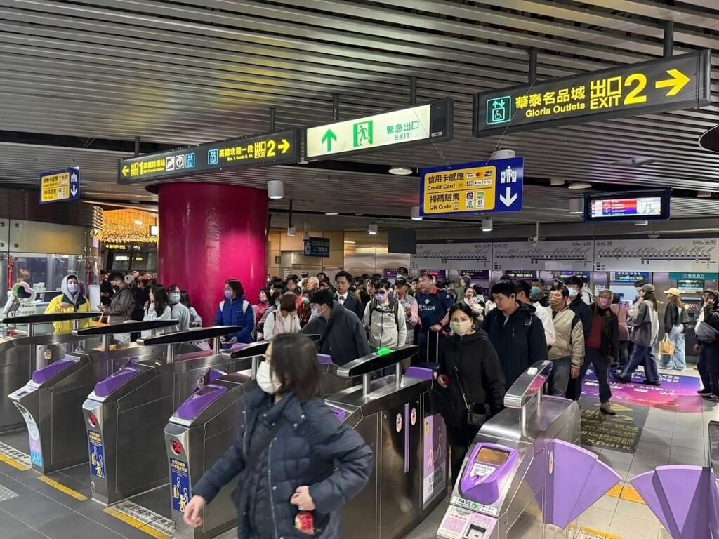 桃園市政府表示，根據統計，15日截至晚間6時30分止，台灣燈會現場已湧入逾140萬人次參觀；其中，桃園機場捷運A18與A19站兩燈區，最高同時有近17萬人（不重複）在場參觀，捷運站也是人潮洶湧。 圖:桃園市政府提供