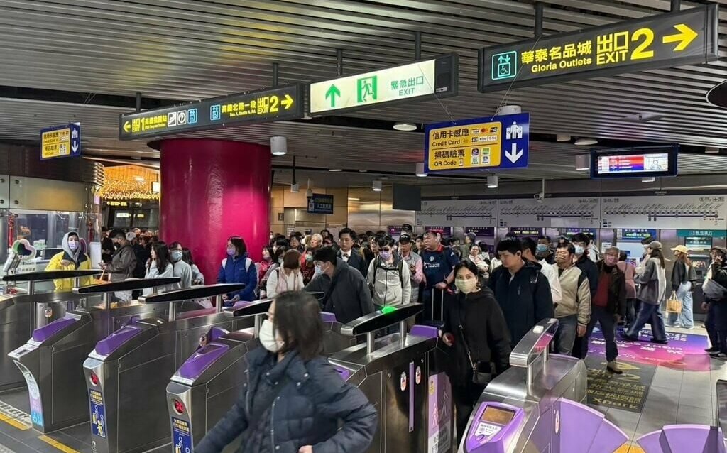 台灣燈會在桃園首週六湧140萬人次 啟動交通應變