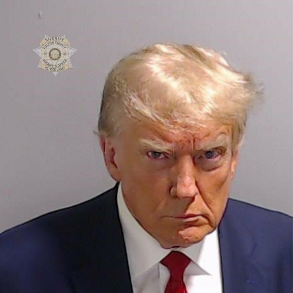 川普於2023年在喬治亞州監獄拍攝的嫌犯照（mug shot）。 圖：截自「x」@NewsHour