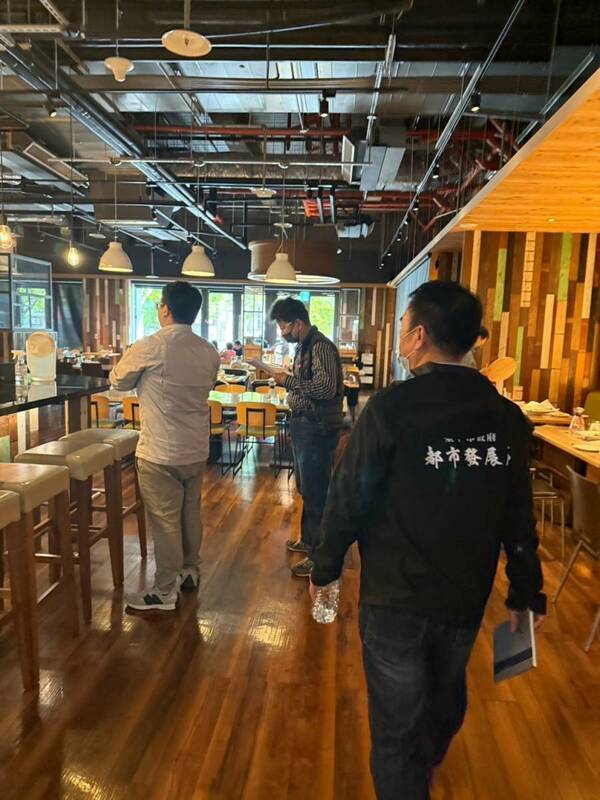 台中市都發局等單位至各大百貨賣場聯合稽查。 圖：台中市政府/提供