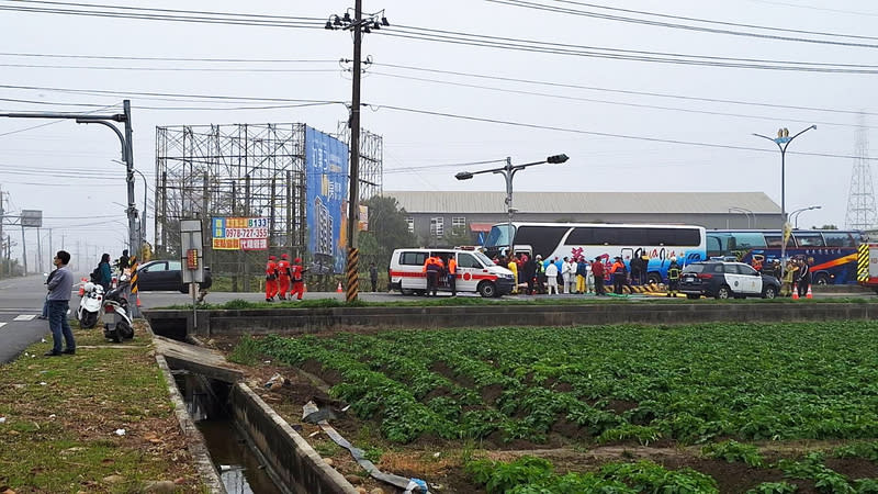 嘉義166縣道遊覽車與自小客車碰撞 嘉義縣166縣道、159縣道交叉路口16日上午發生車 禍，遊覽車與自小客車碰撞，造成20餘人受傷送醫。 （縣議員陳文忠提供） 圖：中央社提供