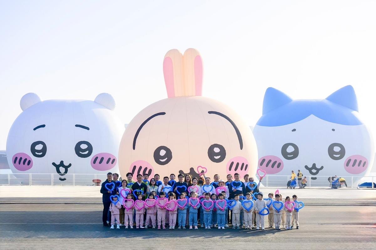 陳其邁率領市府團隊與貴賓、鹽光幼兒園小朋友合影。 圖：高雄市觀光局/提供