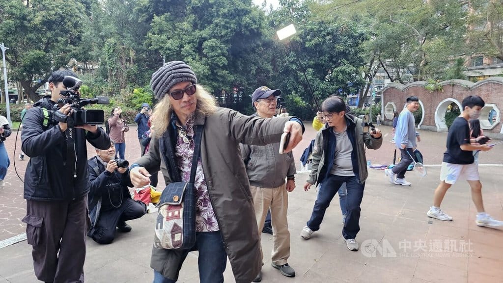 金曲歌手朱約信（豬頭皮）（前）、翁明志（卡其褲者）是新北永和、金門兩地罷免案領銜人，他們16日在中和四號公園合體直播，朱約信與現場媒體互動，宣傳反共罷免、護台灣理念。 圖:中央社提供