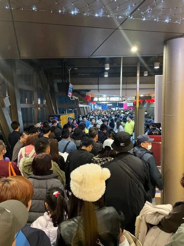 「2025台灣燈會在桃園」交通大癱瘓，溫朗東痛批，機捷塞爆，燈會荒腔走板，桃園市長張善政及桃園6位國民黨立委責無旁貸。 圖：取自陳雅倫議員臉書