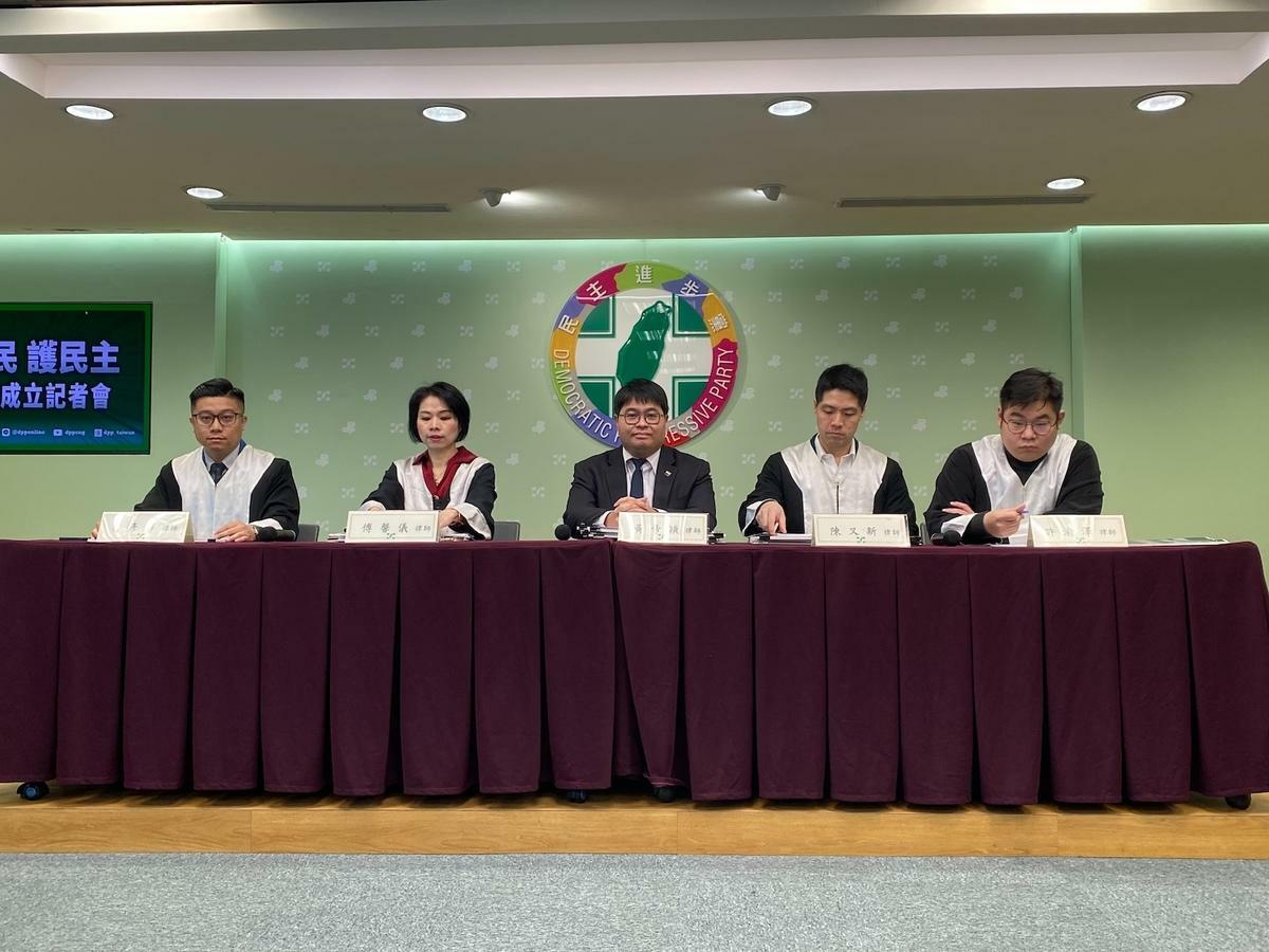 民進黨律師團舉行成立記者會。 圖：林朝億/攝