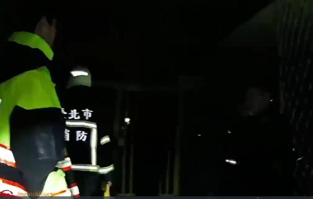 一名網友在Threads上宣稱半夜在台北大範圍聽到怪聲，但經台北市和新北市消防局回報，半夜無任何巨大聲響回報，僅有警報器誤觸聲響，響聲也與網友貼出的聲音完全不同。 圖：翻攝畫面
