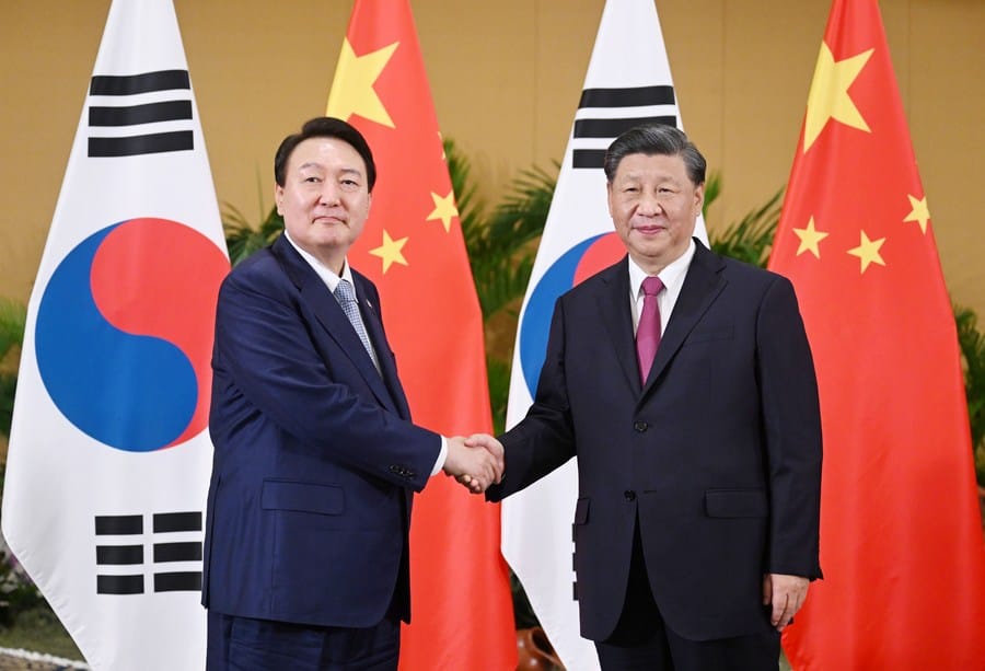 韓國被停職的總統尹錫悅（左）可能威脅到習近平（右）在今年秋天到訪 圖：翻攝自中共中央對外聯絡部官網