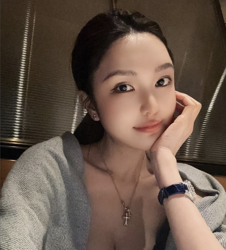 網上流傳的影片顯示，周揚青身旁疑似有新歡，並且兩人互動相當親密，這也引發了媒體和網友的廣泛關注。 圖：攝自IG／ gracechowwwww