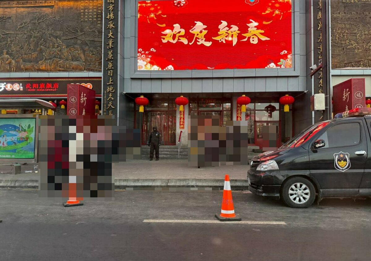 事故現場停有警車，警察站在現場認真把守，避免相關資訊進一步洩漏。 圖：翻攝自李老師不是你老師 X 帳號
