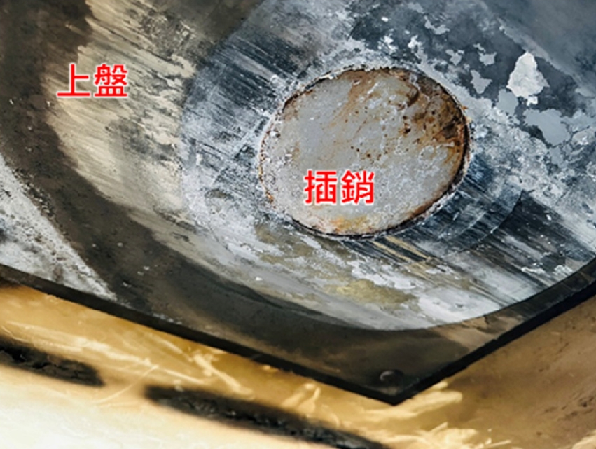捷運局說明，中華工程未按圖施作，完全銑穿調坡板，。插銷向上跳躍進入贅餘空間，造成盤式支承失效、鋼箱梁位移。 圖：新北捷運局／提供
