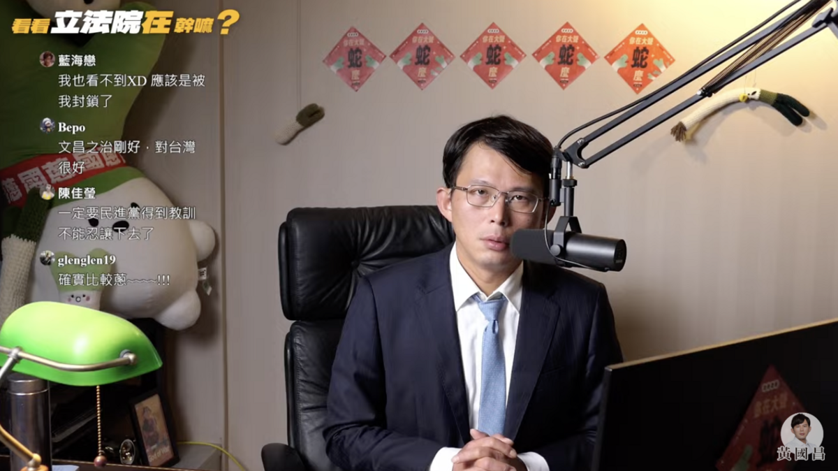 民眾黨主席黃國昌今天在直播中談到「柯爸」柯承發逝世等事，忍不住數度哽咽。 圖：翻攝黃國昌YouTube