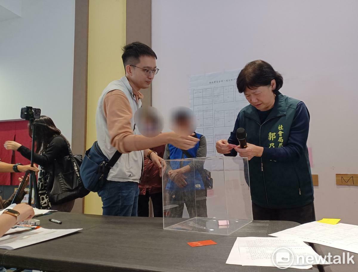 社會局在綠柏園舉行首梯南水署宿舍抽籤，此次抽籤的對象為已登記居住於綠柏園的46戶95名災民，其中23戶53人登記希望入住南水署宿舍，今日實際參與有13戶29人順利完成首梯抽籤。 圖：台南市政府提供