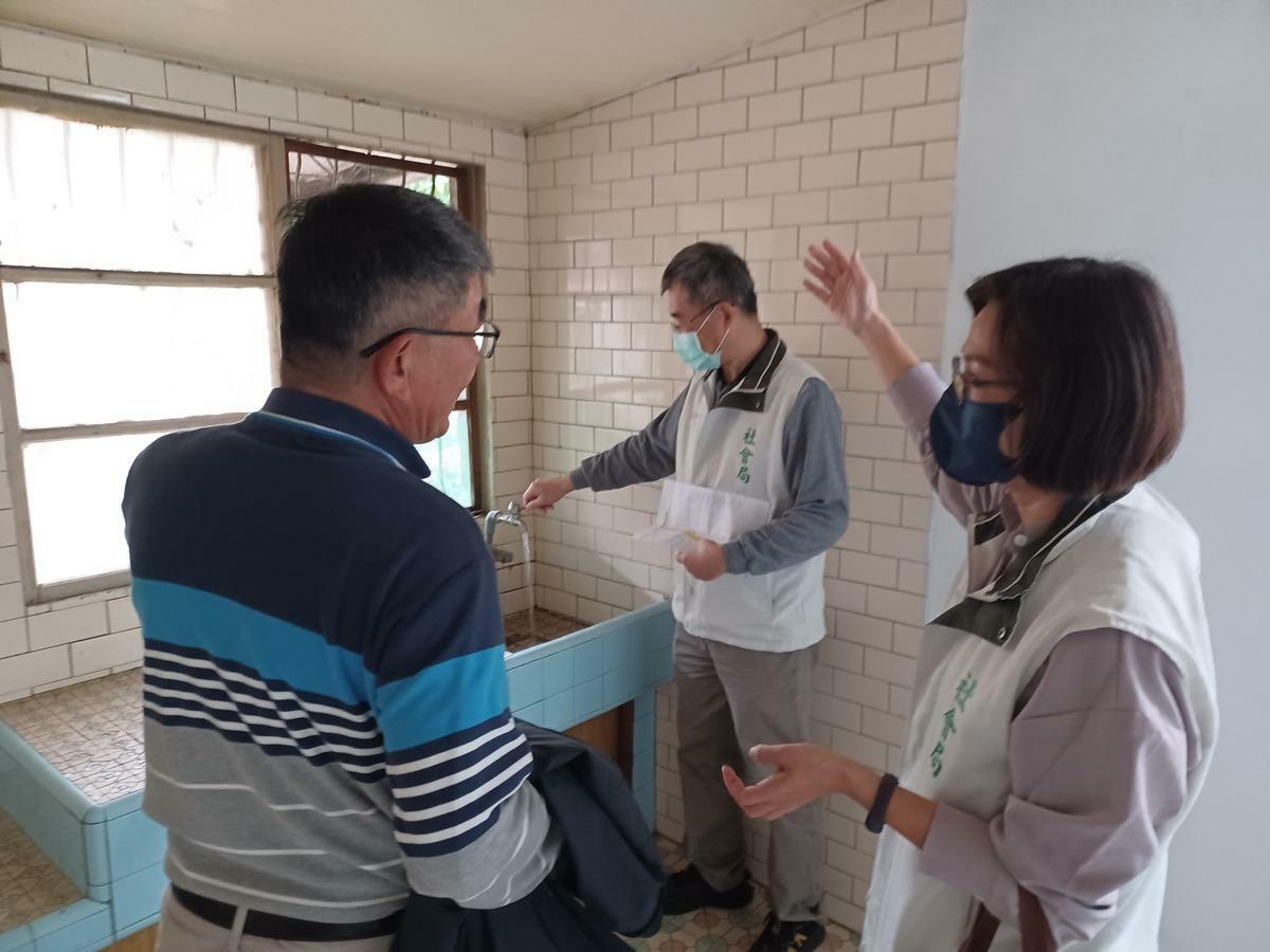 今日抽籤前，社會局郭乃文局長先跟現場參與抽籤住民明本次抽籤相關規範，現場安排專責社工，為每一戶災民提供南水署房型規劃，確保住民能清楚了解南水署宿舍的設施、搬遷流程以及入住後的注意事項。 圖：台南市政府提供