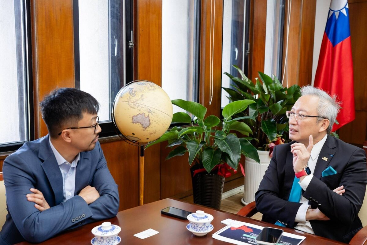 吳志中接受《反攻》（Counteroffensive）雜誌專訪，呼籲全球民主國家重視台灣是國際合作中重要的平等夥伴。 圖：外交部／提供