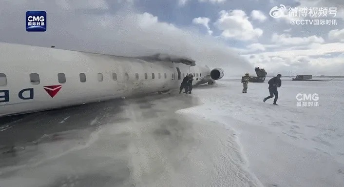 美國達美航空一架客機17日降落加拿大多倫多皮爾森國際機場時發生翻覆事故。 圖：翻攝微博