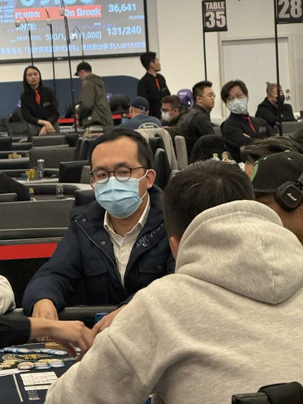 國民黨立委徐巧芯丈夫的台中市研考會主委劉彥澧遭踢爆上班時間在玩德州撲克。 圖：翻攝自溫朗東臉書