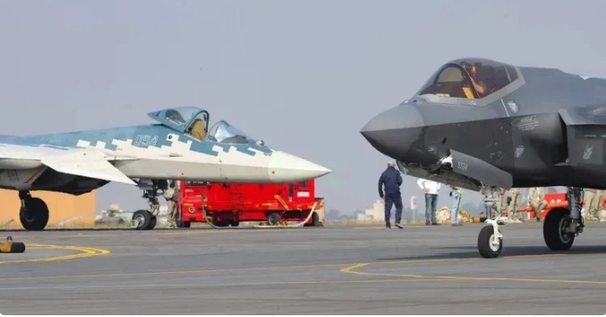 Su-57與F-35在印度航空展上同台較勁，形成了難得同框的畫面。 圖 : 翻攝自樞密院十號