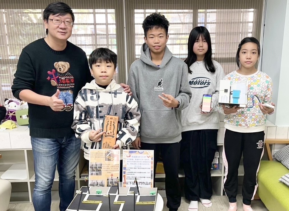 董中驥(左一)與發明展得獎學生及作品。 圖：高雄市教育局/提供
