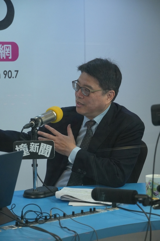 陸委會主委邱垂正今（18）日接受POP Radio《POP撞新聞》主持人黃暐瀚專訪。 圖：《POP撞新聞》提供