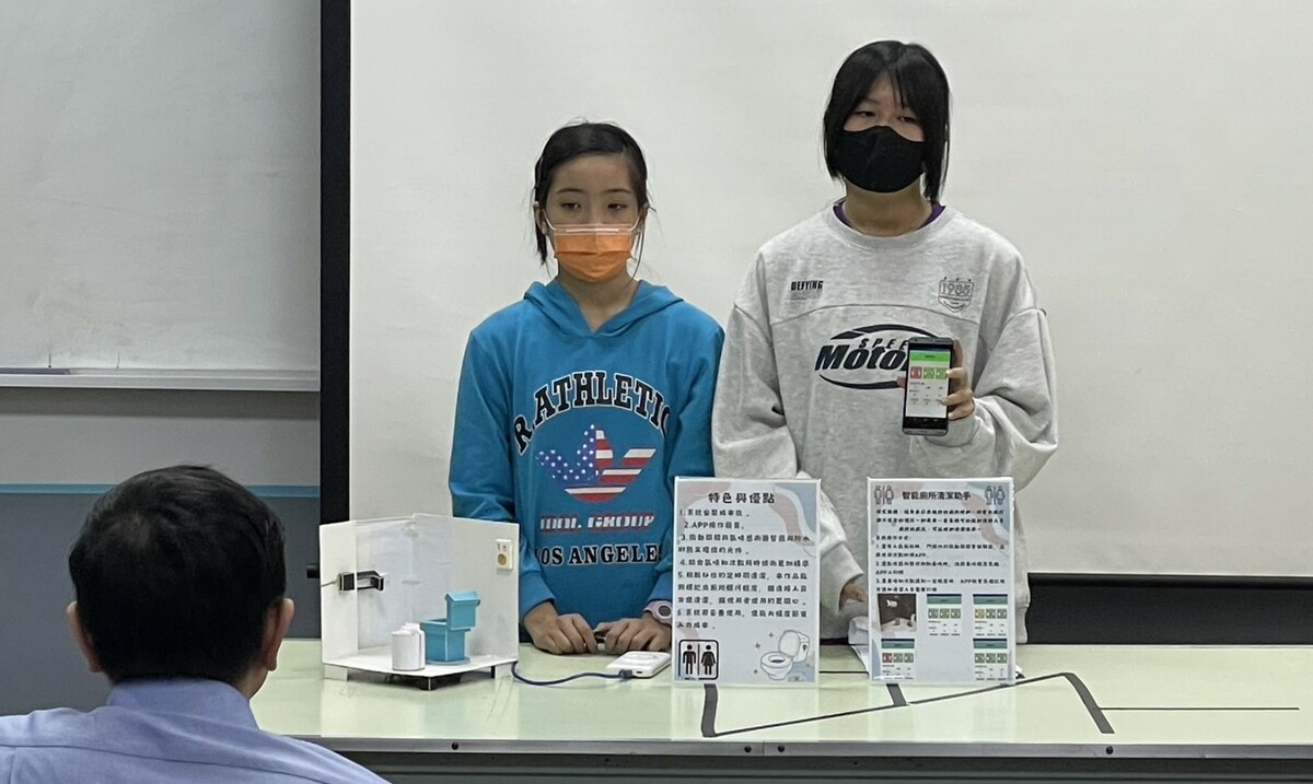 王彥晴、簡仲婕同學的「智慧廁所清潔助手」拿下銀牌。 圖：高雄市教育局/提供