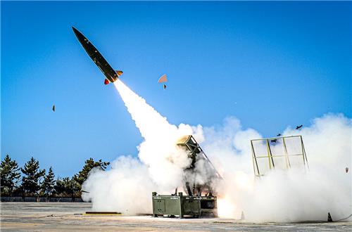 南韓「霹雷」戰術地對地飛彈(KTSSM)完成第一線部隊實戰部署。 圖：翻攝jcs.mil.kr